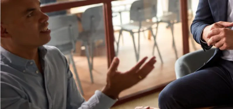 Jesse Hartgring in gesprek met een cliënt
